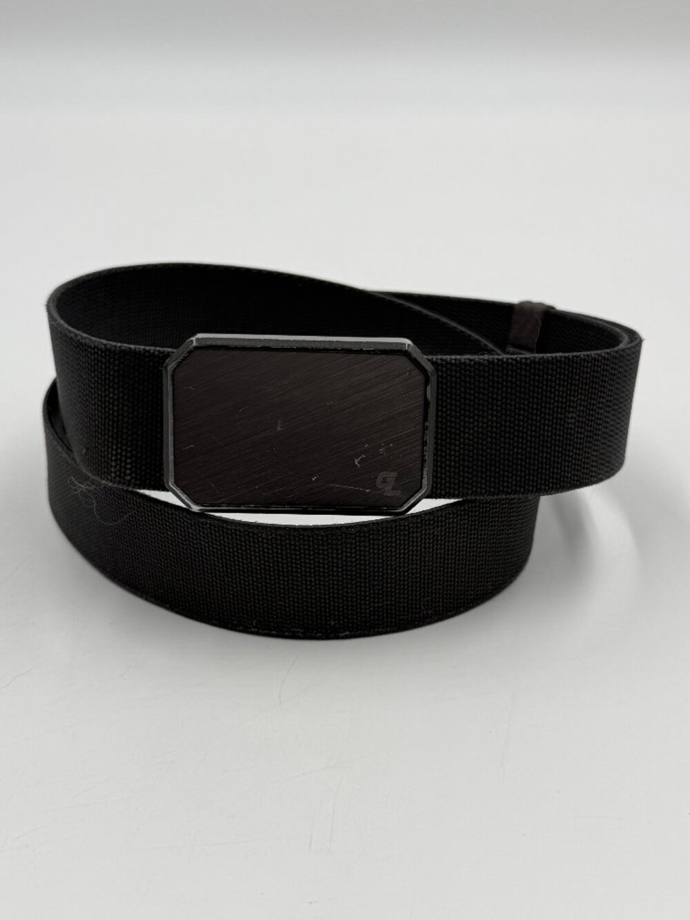 Groove Life Magnetic Belt OSFM Adjustable One Size Black Dark Gray Scratched